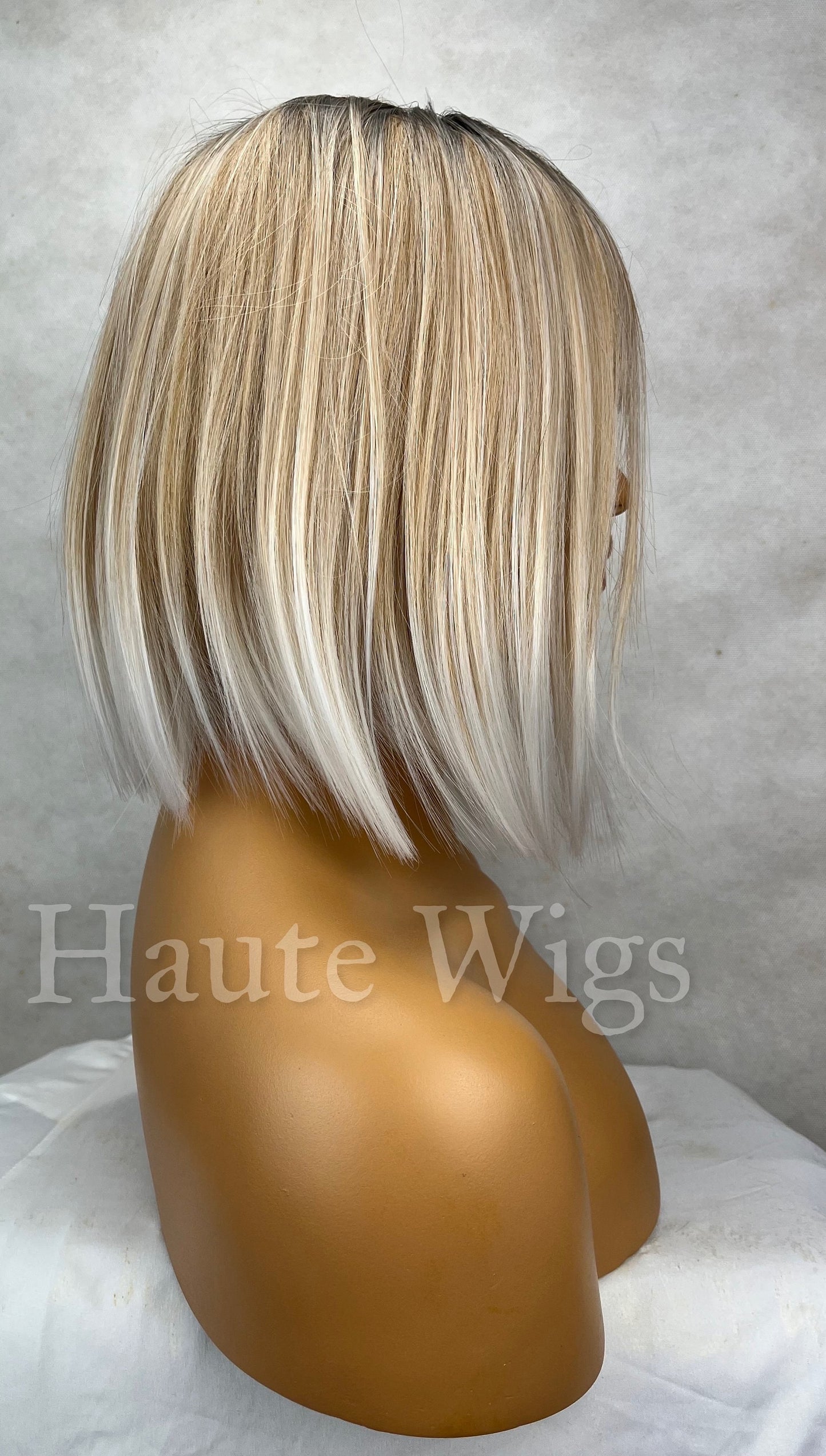 Chic - Short Ash Blonde White Ends Balayage Highlights BOB streaks 12 inch Wig Straight Center Parting Low Density bangs fringe Haute wigs