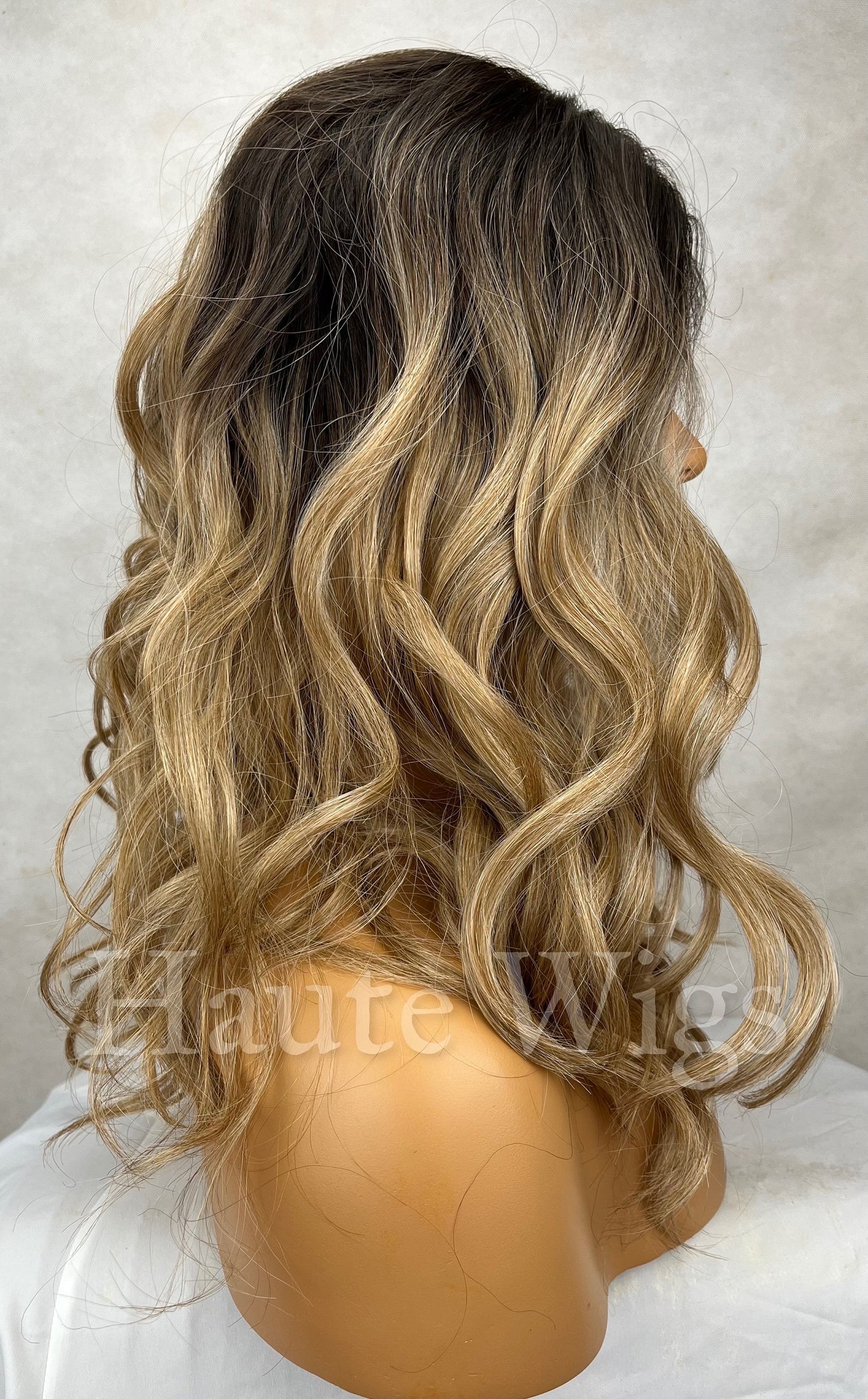 Enchanting 16 Inch Warm Blonde Ombre 1b Roots Wavy Wig Lace Front Center Parting Realistic Wavy Curly Short Human Hair Haute Wigs