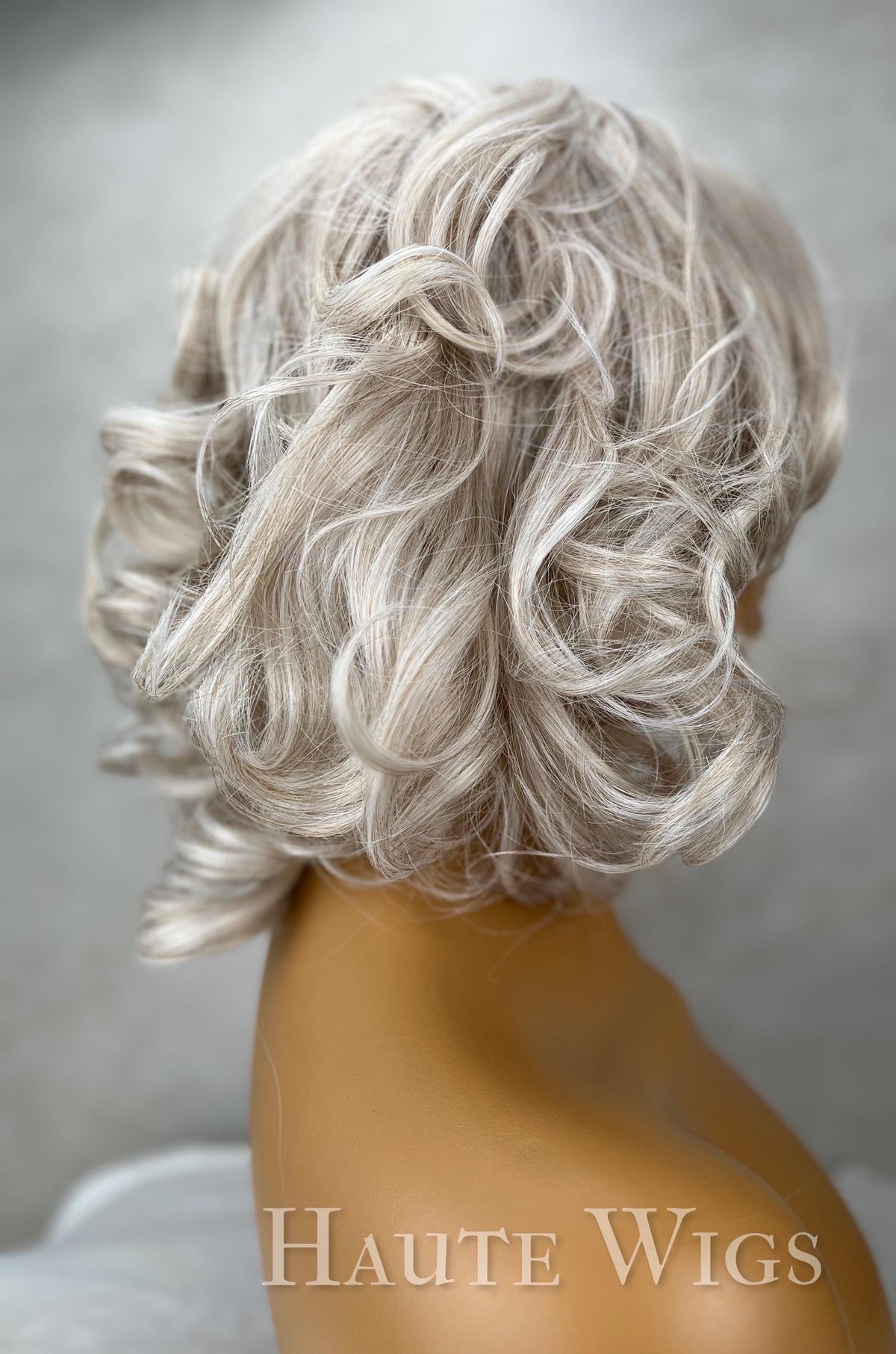 Pin up babe - Platinum Ash Blonde Wig: Wavy Bob, HD Lace Front, fixed side parting, 14 inch role play everyday wig synthetic Hair Blend