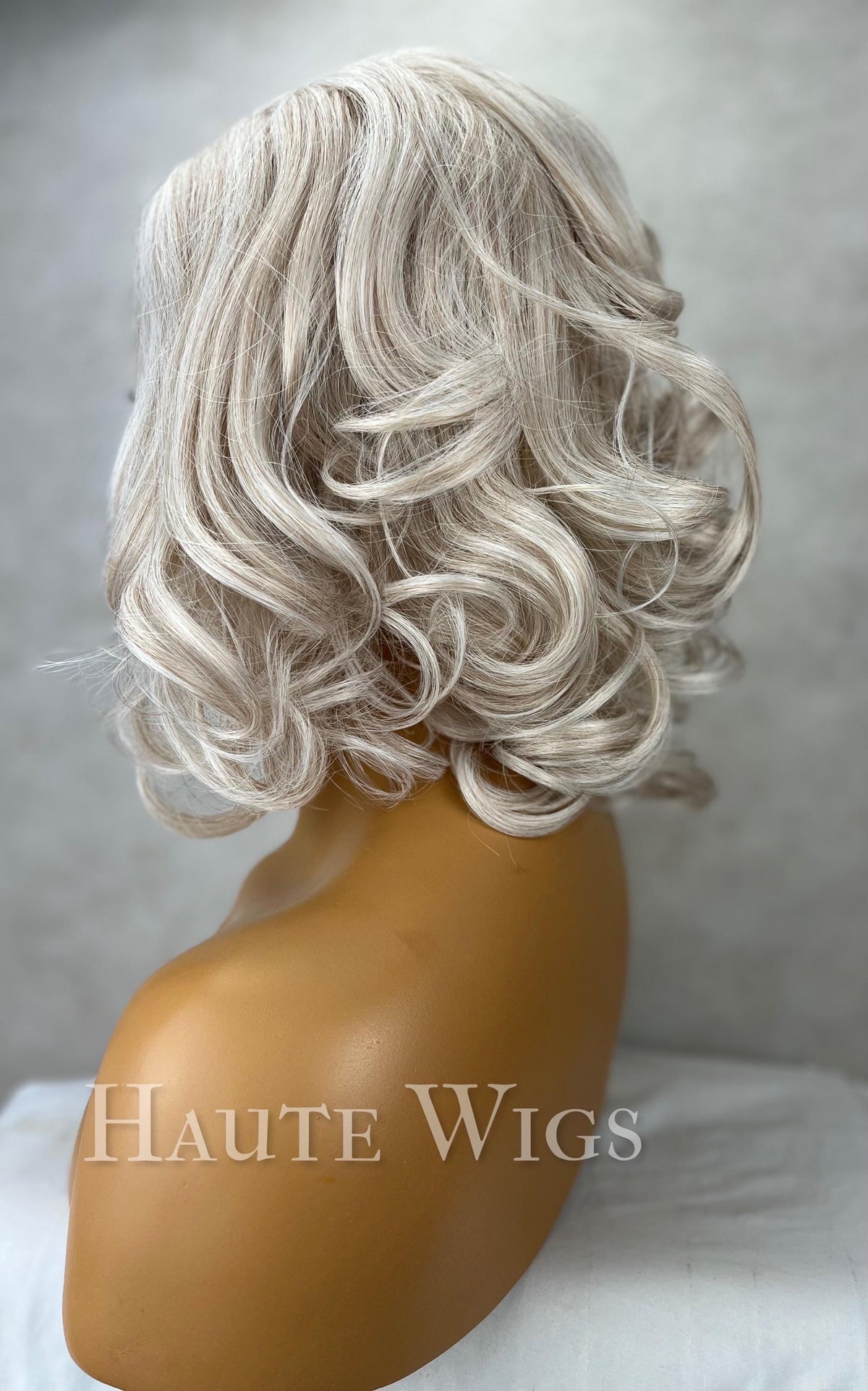 Pin up babe - Platinum Ash Blonde Wig: Wavy Bob, HD Lace Front, fixed side parting, 14 inch role play everyday wig synthetic Hair Blend