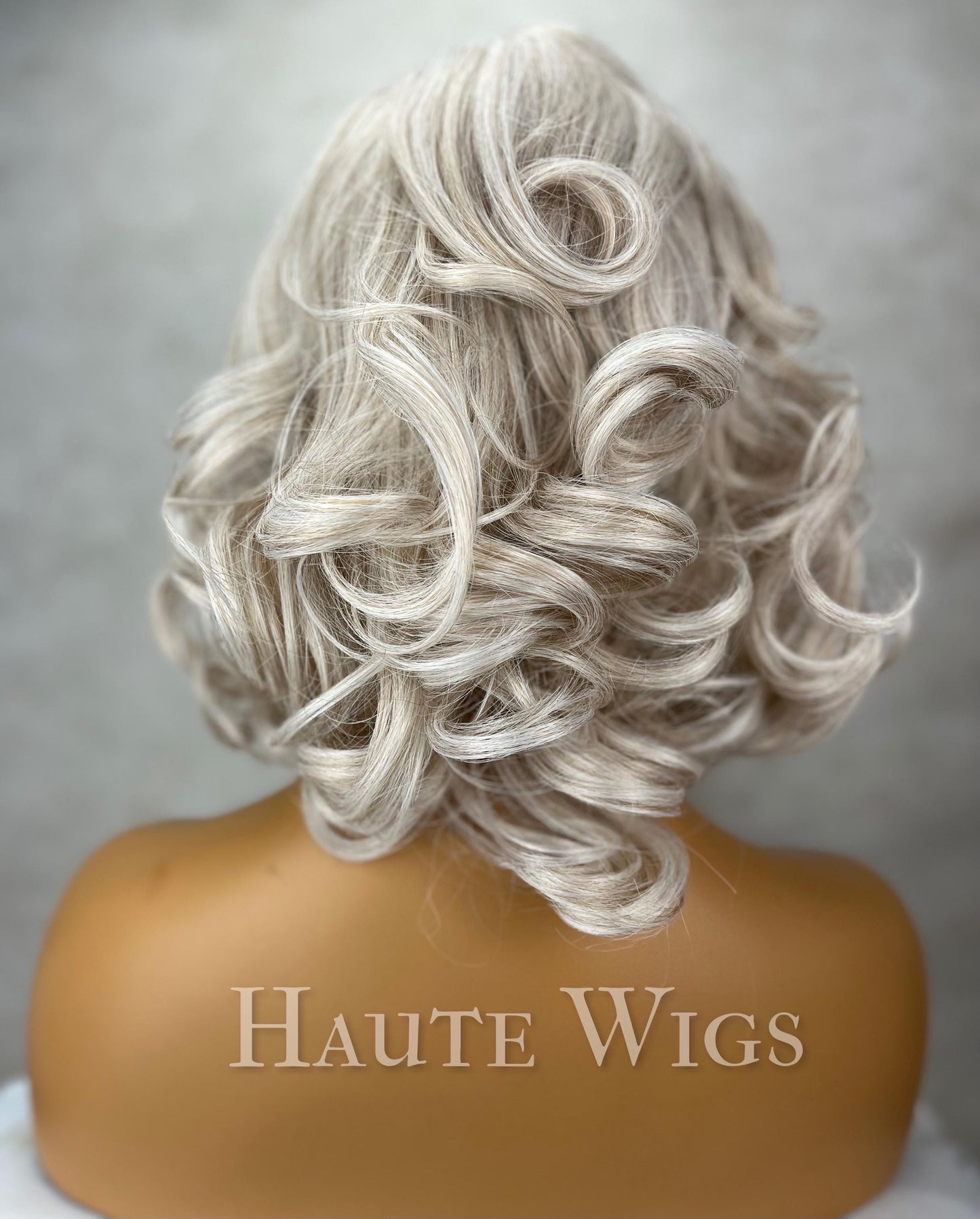 Pin up babe - Platinum Ash Blonde Wig: Wavy Bob, HD Lace Front, fixed side parting, 14 inch role play everyday wig synthetic Hair Blend